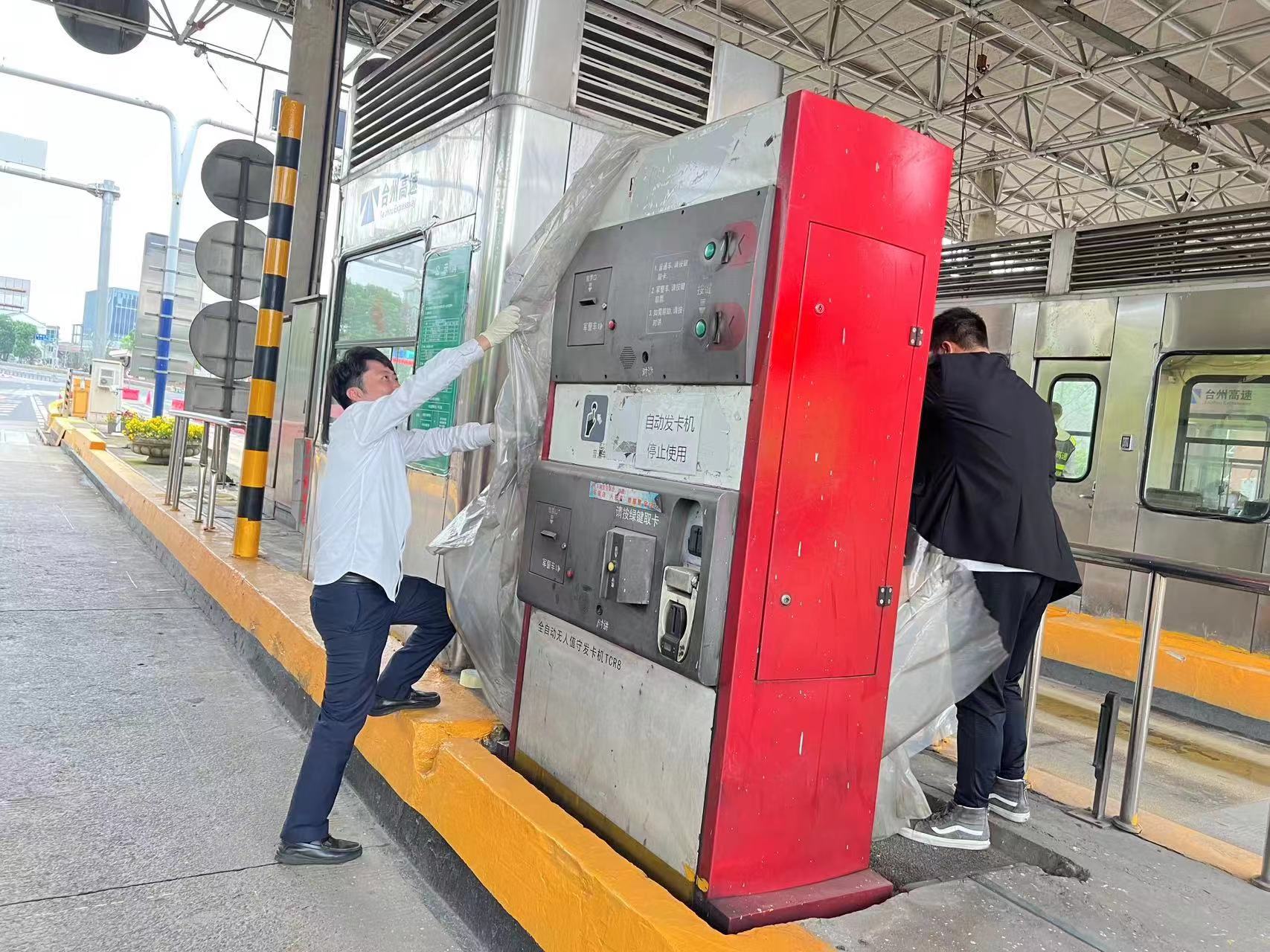 20230511 圖為車道打掃現(xiàn)場(chǎng) 王蓉萍攝 (2).jpg